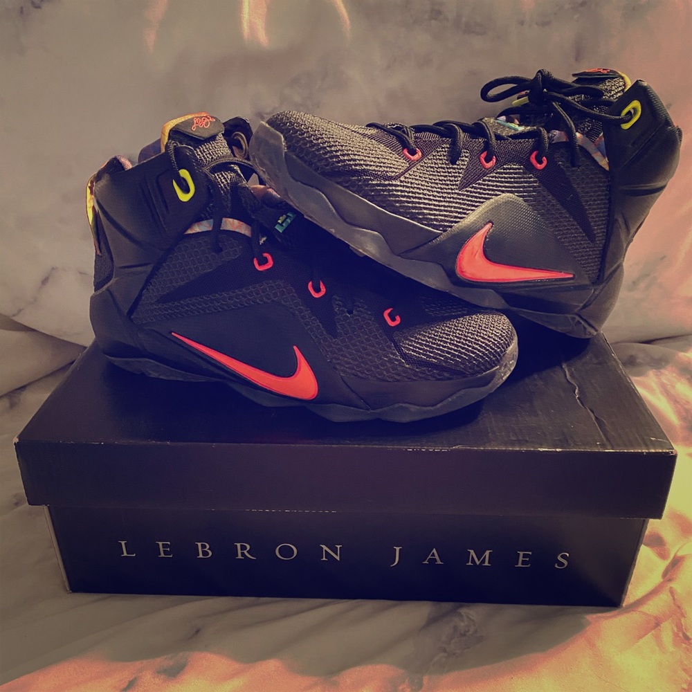 LEBRON XII Sneakers